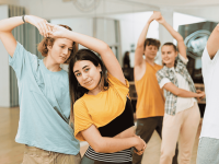 Junges Paar beim Standardtanz