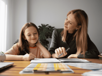 Eine Frau gibt einem Mädchen Nachhilfe für die Schule