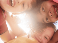 Grundschulkinder lächeln glücklich in die Kamera