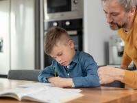 Ein Vater hilft seinem Sohn bei den Hausaufgaben