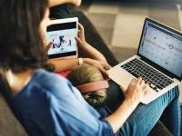 Familie schaut gemeinsam in ein Tablet