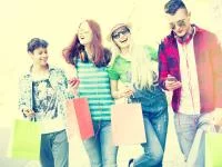 Übersättigtes Foto einer Gruppe shoppender Teenager