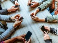 viele Hände mit Smartphones