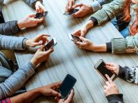 viele Hände mit Smartphones