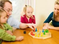 Familie mit Brettspiel