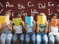 Kinder in einer Reihe lesen Bücher