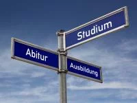Ein Wegweiser mit drei Richtungen: Abitur, Ausbildung, Studium