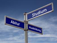 Ein Wegweiser mit drei Richtungen: Abitur, Ausbildung, Studium
