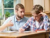 Vater und Sohn lernen zusammen