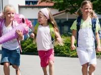 Kinder mit Schultüten bei der Einschulung