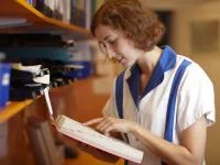 Eine Frau benutzt ein Wörterbuch