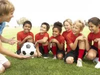 Foto einer Fußballgruppe mit jugendlichem Trainer