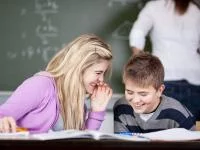 Schüler*innen erzählen sich einen Witz