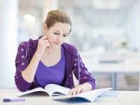 Schülerin beim Lernen in der Bibliothek