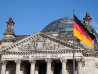 deutscher Bundestag mit Bundesflagge