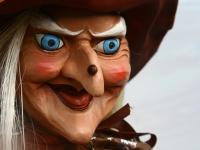 Foto einer geschnitzten Hexenmaske