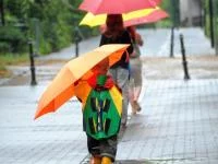 Familien mit Regenschirmen
