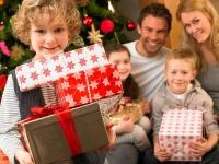 Kinder packen mit der Familie Geschenke aus