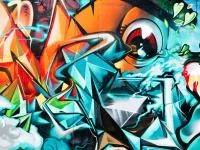 Graffito mit Schriftzeichen und Auge
