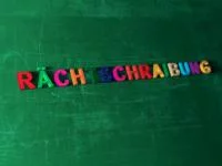 Falschbuchstabiertes "Rechtschreibung" auf einer Kreidetafel