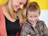 Mutter liest mit Sohn