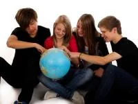Gruppe Jugendlicher mit einem Globus