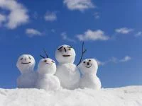 Eine gruppe Schneepersonen