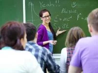Lehrerin vor der Tafel