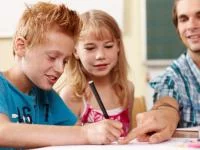 Zwei Kinder und Lehrer beim Schreiben