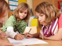 Drei Kinder beim Lernen