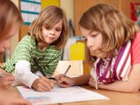 Drei Kinder beim Lernen