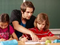 Lehrer mit Grundschüler*innen