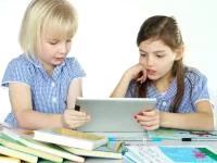 Zwei Mädchen lernen mit Tablet