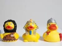 Gummienten als Steinzeitmensch, Sphinx und Römer