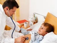 Foto eines Arztes und eines kleinen Patienten