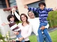 Familienfoto mit Eltern und zwei Kindern