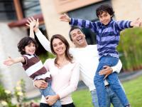 Familienfoto mit Eltern und zwei Kindern