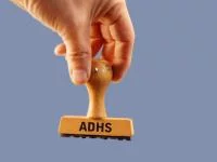 Foto einer Hand mit Stempel mit der Aufschrift ADHS