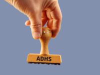 Foto einer Hand mit Stempel mit der Aufschrift ADHS