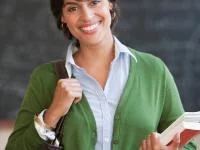 Frau mit Tasche und Büchern