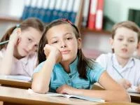 Gelangweilte Schüler*innen im Unterricht