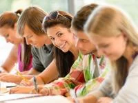 Foto einer Gruppe Oberstufenschüler beim Lernen