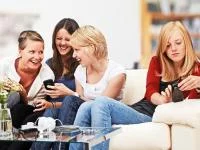 Foto einer Gruppe Jugendlicher mit Smartphone