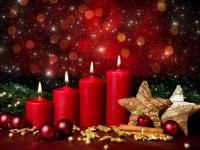 vier Adventskerzen und weihnachtliche Dekoration