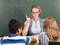 Lehrerin mit streng erhobenem Zeigefinger