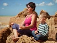 Foto von Mutter und Sohn im Lotussitz