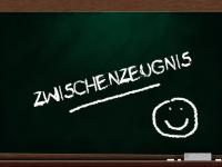 Tafel mit Aufschrift: Zwischenzeugnis