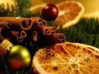 Zimtrollen, Orangenscheiben und Weihnachtskugeln