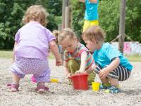Im Sandkasten spielende Kinder