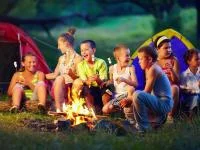 Kinder und Jugendliche am Lagerfeuer